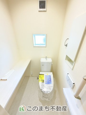 ブルーミングガーデン宇都宮市五代2丁目のトイレ|小窓から換気ができて清潔なトイレスペース☆