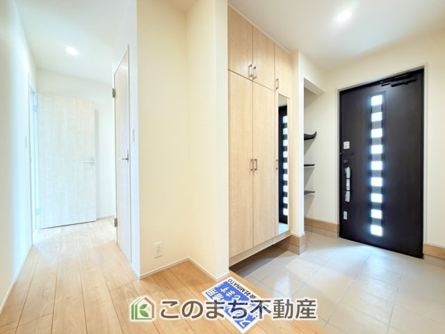 ブルーミングガーデン宇都宮市五代2丁目の玄関|広々とした玄関スペース♪たくさんの靴を収納できる下駄箱もございます。