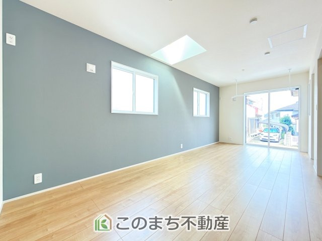 ブルーミングガーデン宇都宮市五代2丁目の洋室|お子様のお昼寝にも便利な洋室です。大きな窓から暖かな日差しが差し込みます♪