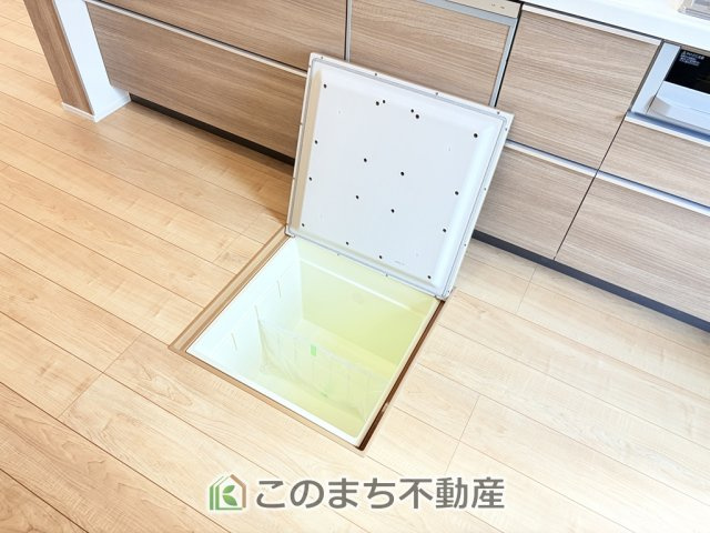ブルーミングガーデン宇都宮市五代2丁目のキッチン|床下収納は意外と容量があり、日常のストックにも大活躍です♪