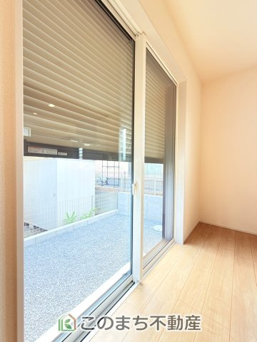 ブルーミングガーデン宇都宮市五代2丁目の設備|防犯性と断熱性に優れたシャッター雨戸を備えており、台風時や長期不在時にも安心。室内からそのまま外へ出られる便利な動線も魅力です。
