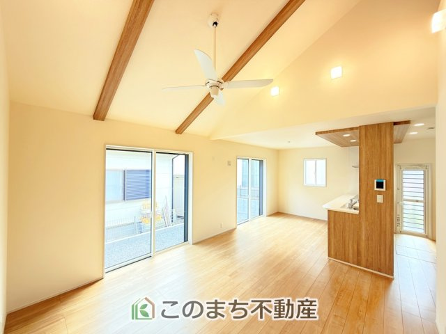 ブルーミングガーデン宇都宮市五代2丁目の居間・リビング|開放感のある広々としたリビング☆家族みんなでゆったりくつろげます♪
南側から暖かな日差しが差し込みます♪キッチンからリビングの様子がよく見渡せます☆