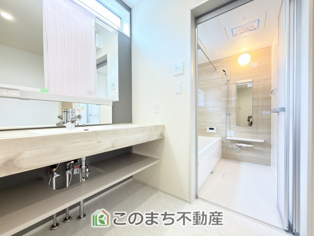 ブルーミングガーデン宇都宮市五代2丁目の洗面所|シャンプードレッサーで朝の身支度♪伸びるホースでお掃除も簡単清潔です！