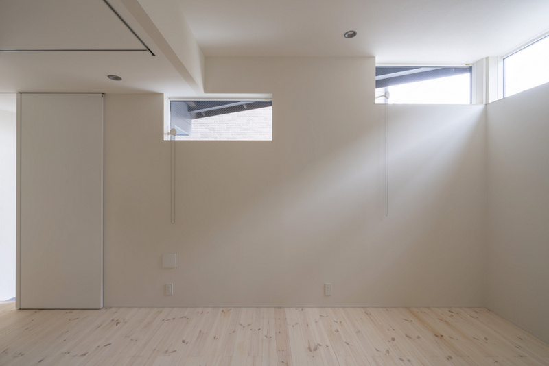 船橋市宮本6丁目戸建の内装|プライバシーを確保しつつ明かりを取り入れた窓。