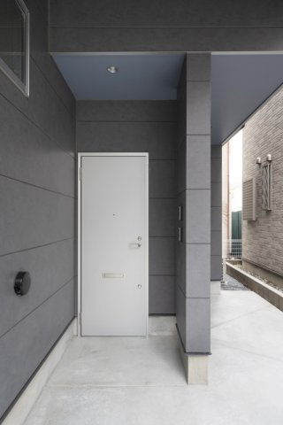 船橋市宮本6丁目戸建のエントランス|ダブルロック