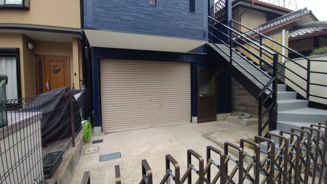 尼崎市東園田町　中古戸建の駐車場