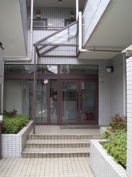 日神パレス新大塚のエントランス