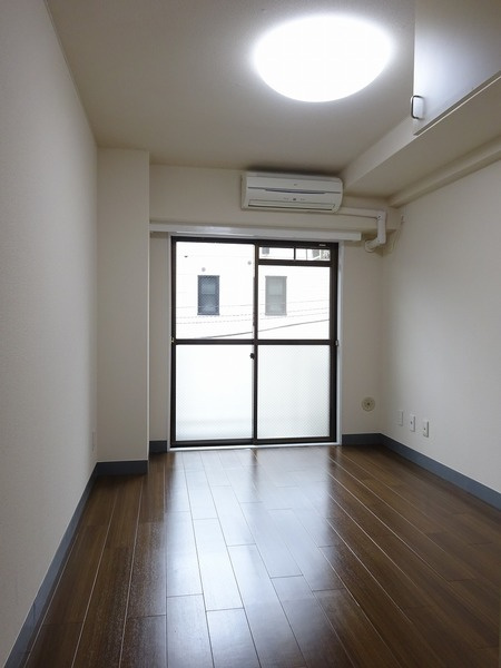 日神パレス新大塚の居間・リビング