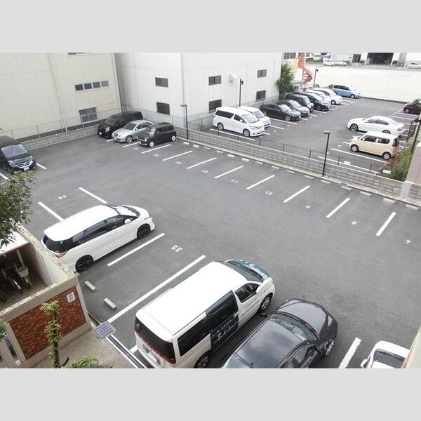 リーガルハイツの駐車場