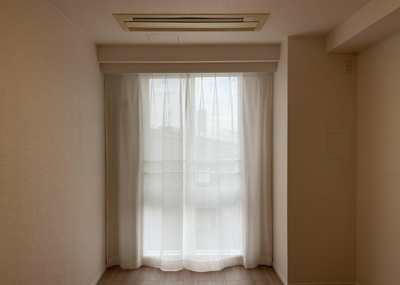 【洋室】 | エステ・スクエア成瀬２番館 | 洋室のメリットは重い家具が置きやすく、身の回りが整理しやすいことです。 床がフローリングのため畳とは異なり凹みにくいです。 クローゼットなど収納が豊富で、普段使わない旅行カバンや服の整頓も簡単にです。