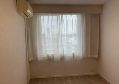 【寝室】 | エステ・スクエア成瀬２番館 | 寝室でゆっくりと過ごすためにはベッド周りの適度な空間を担保することや窓の位置、照明の明るさ、寝室の広さなどを考える必要があります。自身や家族の構成とライフスタイルに併せて寝室にする部屋を選びましょう！