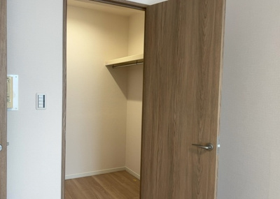 【収納】 | エステ・スクエア成瀬２番館 | デザイン性を重視しすぎて収納が少なかった！なんてことにならないため、事前に現地で収納の数を確認しておくことをお勧めします。クローゼット以外にも床下収納や屋根裏収納、パントリーなどもチェックしましょう。