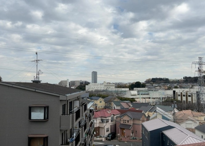 【バルコニー】 | エステ・スクエア成瀬２番館 | バルコニーは、室外の専用スペースのうち、「屋根がなく開放された空間」であるものを指します。ベランダより広いタイプのものが多く、日当たりもよいため家庭菜園などを楽しみたい人にとって適した環境となります。