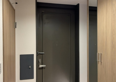 【玄関】 | エステ・スクエア成瀬２番館 | 玄関は家の顔でもあり、家族以外の目にも止まる場所です。玄関は外との間を仕切る扉、靴などをしまっておく収納スペース、靴脱ぎのたたきスペース、来客とのやり取りをするドアホンなど複数のアイテムからなります。