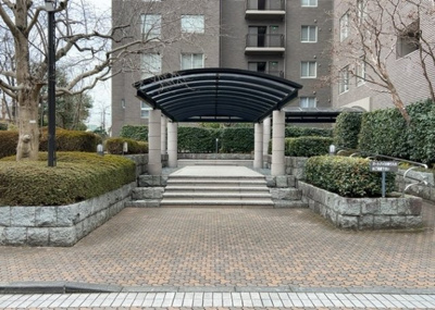 【エントランス】 | エステ・スクエア成瀬２番館 | マンションのエントランスには、もともと風よけや防犯の役割がありますが、マンションによって宅配ボックスなどの設備が備わっている所もあります。日々の生活をイメージしながら生活しやすさをチェックしましょう。