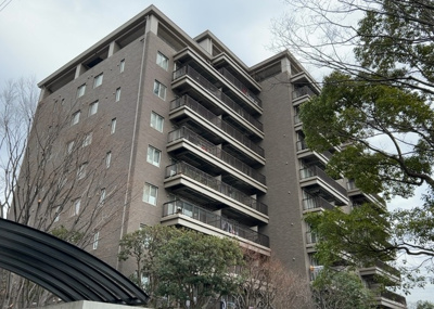 【外観】 | エステ・スクエア成瀬２番館 | 外観はマンション管理がされているかの目安になります。築年数が古いと、壁面は劣化してひび割れが生じることも！建物が古びていても細かいところが修繕されていると、きちんと管理されているなぁと感じるでしょう。