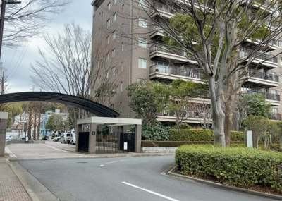 【外観】 | エステ・スクエア成瀬２番館 | マンションの外観は非常に重要なポイントです！外観の善し悪しは資産価値に大きな影響を与えます。外観のいいマンションを購入することで、高値で売却がしやすく、買い手が見つかりやすいというメリットがあります。