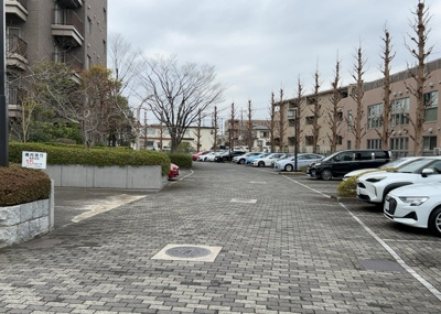 【駐車場】 | エステ・スクエア成瀬２番館 | 駐車場と明記されていても、最小スペースでつくられた駐車場だと大型車は駐車できなかったり、出入りしにくくなったりする可能性があります。お車のサイズと購入したい物件の駐車場のサイズを現地で確認しましょう。