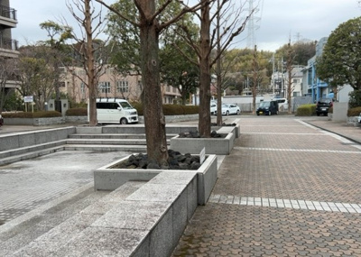 【中庭】 | エステ・スクエア成瀬２番館 | 中庭（パティオ）とは、一つの建築物の内部に設けられた、壁などで囲われている庭のことを指します。コの字型、ロの字型が主流ですが、L字型の中庭もあります。最近では、インテリア性の高さからも人気があります。