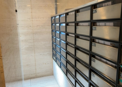 【設備】 | エステ・スクエア成瀬２番館 | エントランス付近に設置されている集合ポストは、住んでいる部屋と離れているため、ポストをあさるなど誰かに何かされていても被害に気づきにくいです。入居する時には他人に特定されにくい番号で鍵をかけましょう！