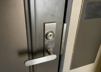 【防犯設備】 | エステ・スクエア成瀬２番館 | 当然のことではありますが、オートロックやセンサーライト、ホームセキュリティーなどの防犯設備があれば、小さいお子様がいるご家庭も安心ですよね！まず物件購入の際は、防犯設備もチェックするようにしましょう。