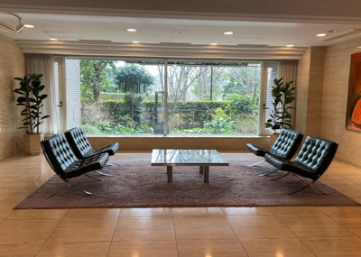 【ロビー】 | エステ・スクエア成瀬２番館 | ラウンジは、マンションの共用スペースに椅子やテーブルなどを配置した利用者が寛げる空間です。屋内型ラウンジと屋外型ラウンジがあります。共用部分の管理状況と合わせて、詳細については現地でご確認ください。