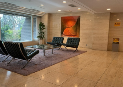 【ロビー】 | エステ・スクエア成瀬２番館 | ロビーというと、エントランスと何がちがうの？と思いますよね。実はロビーとエントランスには明確な決まりはありません。物件によっては、エントランスを入って広がるある程度の広さのある空間がロビーとなります。