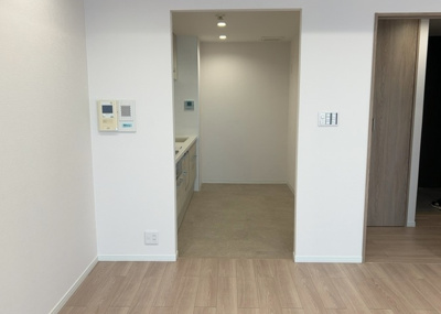 【キッチン】 | エステ・スクエア成瀬２番館 | L型アイランドタイプは、キッチンからダイニングにもリビングにも目が行き届くので、とても使いやすい配置です。L字型独立タイプは、キッチンを独立させてるためLDKというよりもLDといった様なイメージです。