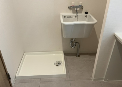 【ランドリースペース】 | エステ・スクエア成瀬２番館 | ランドリースペースも気になります。洗濯機置場があり「洗う、干す、取り込む、アイロンがけ、たたむ」など、洗濯に関する家事をするための空間です。広さや収納など付帯設備も含めて、詳細は現地でご確認ください。