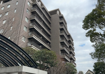 【構造・工法・仕様】 | エステ・スクエア成瀬２番館 | ＲＣ造、Reinforced Concreteは直訳すると補強されたコンクリートです。主に柱や梁・床・壁が鉄筋とコンクリートで構成おり、鉄筋を組んだ型枠にコンクリートを流し込んで固めたものを指します。