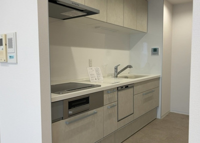 【キッチン】 | エステ・スクエア成瀬２番館 | 標準的なシステムキッチンの横幅は、165cm～300cm程度です。2100・2400・2550・2700などミリ単位で表記されます。普段どのように料理をするのかを想定しながら合ったサイズを選びましょう