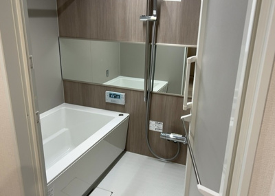 【浴室】 | エステ・スクエア成瀬２番館 | 入浴時の快適さも大事なことですが、綺麗な状態を維持できなければ気持ちよく入浴できません。毎日の掃除が楽という点は大事なポイントになります！カビが生えにくく掃除がしやすい、壁や浴槽を選ぶといいでしょう。