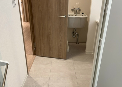 【脱衣所】 | エステ・スクエア成瀬２番館 | 洗面脱衣所は「体を綺麗に整える場所」という目的と役割を持っています。そして便利で使い勝手のいい「体を綺麗に整える場所」にするためには、配置や動線、照明や収納計画をしっかりと検討しておく必要があります。