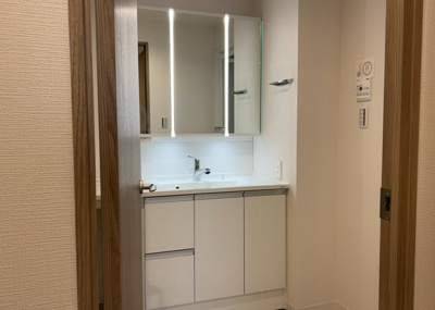 【独立洗面台】 | エステ・スクエア成瀬２番館 | 洗面化粧台では顔を洗ったり、身だしなみを整えることが本来の使い方ですが、用途によっては洗面化粧台に求められる機能が違ってくるため、ご自身や家族のライフスタイルに合ったものを選ぶことをおすすめ致します。