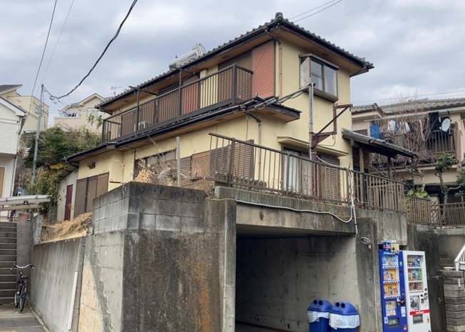 【外観】 | 現地に行くなら、物件の周囲の地形がどうなっているかを見ることも大切です。周辺より低くなっている土地では、大雨などで水が集まりやすいため、地盤が弱くなっているということも考えられるため、注意が必要です。