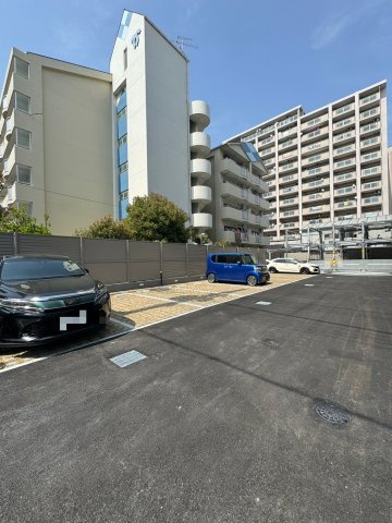 ファステート神戸サルビアの駐車場