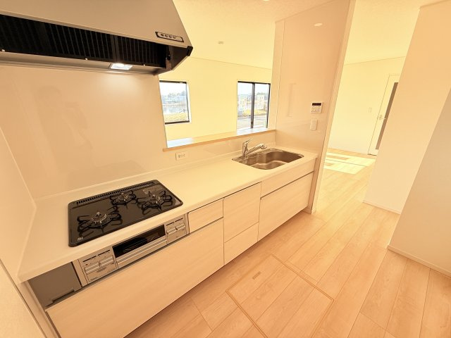 つくば市森の里第6　新築戸建のキッチン|家族とのコミュニケーションや小さいお子さんの様子を見守りながら安心して料理ができます。洗練されたスタイリッシュなデザインと使い勝手を追求した設備、豊富な収納力も大満足です。