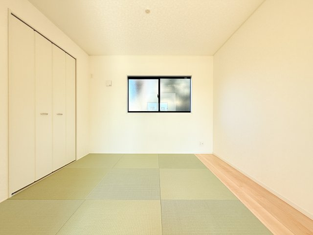 つくば市森の里第6　新築戸建の和室|家具や小物を合わせやすいシンプルデザイン♪
広さや日当たりなど、写真では伝えきれない部分を現地で確認してみませんか？