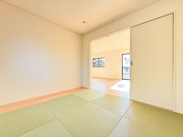 つくば市森の里第6　新築戸建の和室|家具や小物を合わせやすいシンプルデザイン♪
広さや日当たりなど、写真では伝えきれない部分を現地で確認してみませんか？