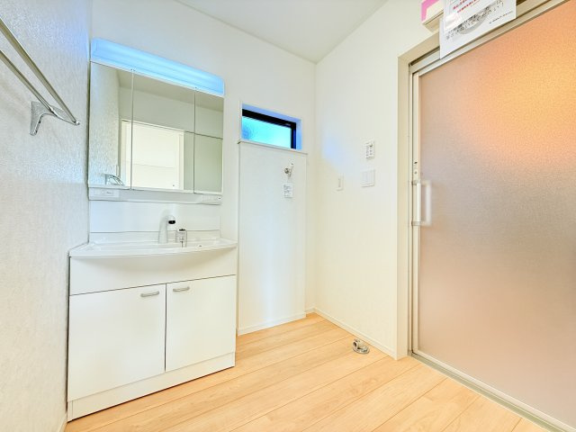 つくば市森の里第6　新築戸建の独立洗面台|収納力と機能性に優れたお手入れラクラクのゆったりとした洗面台で、朝の忙しい時間でも身支度準備がスムーズです。