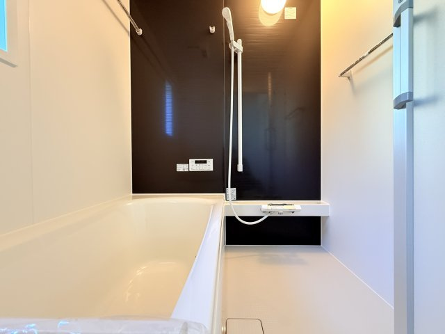 つくば市森の里第6　新築戸建の浴室|浴室暖房乾燥機付きで冬場のお風呂もあったか快適！乾燥モードを使えば浴室内で洗濯物を乾かせます。