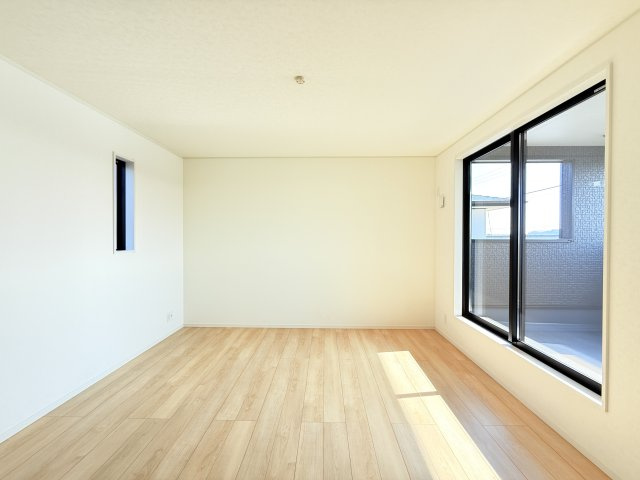 つくば市森の里第6　新築戸建の洋室|家具や小物を合わせやすいシンプルデザイン♪
広さや日当たりなど、写真では伝えきれない部分を現地で確認してみませんか？