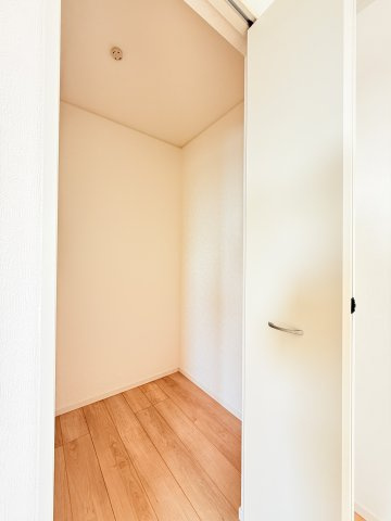 つくば市森の里第6　新築戸建の収納|普段使いのお洋服や小物はもちろん、季節物のお洋服などもしっかりと整理整頓おしまい頂けます。居室空間をより広く隅々までお使いいただけますね。