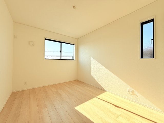 つくば市森の里第6　新築戸建の洋室|家具や小物を合わせやすいシンプルデザイン♪
広さや日当たりなど、写真では伝えきれない部分を現地で確認してみませんか？