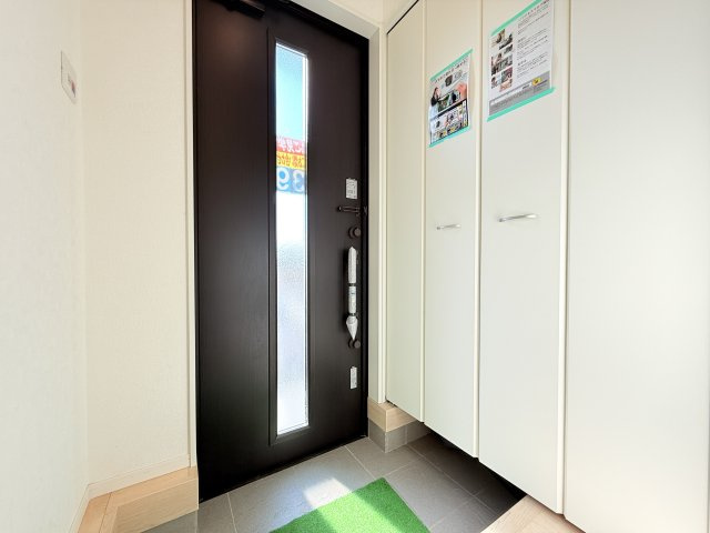 つくば市森の里第6　新築戸建の玄関|気持ちの良い一日の始まりは笑顔でスタートしたいですよね。玄関ホールがスッキリ広々としていると帰る時も出ていく時も気持ちが良いものです！