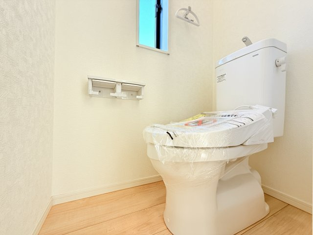 つくば市森の里第6　新築戸建のトイレ|サッとひと拭きで汚れがつるんと落ちるシャワートイレ。温便座なので１年中快適に使えます。