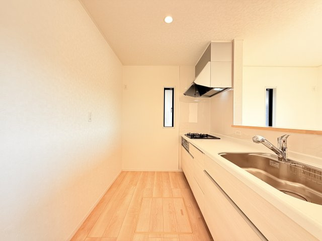 つくば市森の里第6　新築戸建のキッチン|家族とのコミュニケーションや小さいお子さんの様子を見守りながら安心して料理ができます。洗練されたスタイリッシュなデザインと使い勝手を追求した設備、豊富な収納力も大満足です。