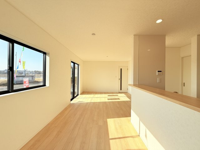 つくば市森の里第6　新築戸建の居間・リビング|広々とした17帖ＬＤＫ♪
家具を置いても窮屈感を感じず過ごせます。