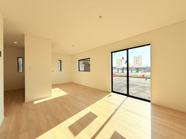 つくば市森の里第6　新築戸建の居間・リビング|広々とした17帖ＬＤＫ♪
家具を置いても窮屈感を感じず過ごせます。