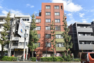 【外観】 | 手入れの行き届いた外壁やエントランスなど、「見ればわかる」レベルで清潔感を保ったマンションです。築年数を感じさせない姿で皆様をお出迎えします。～即日のご見学可能～　お問合せはお気軽にどうぞ。
